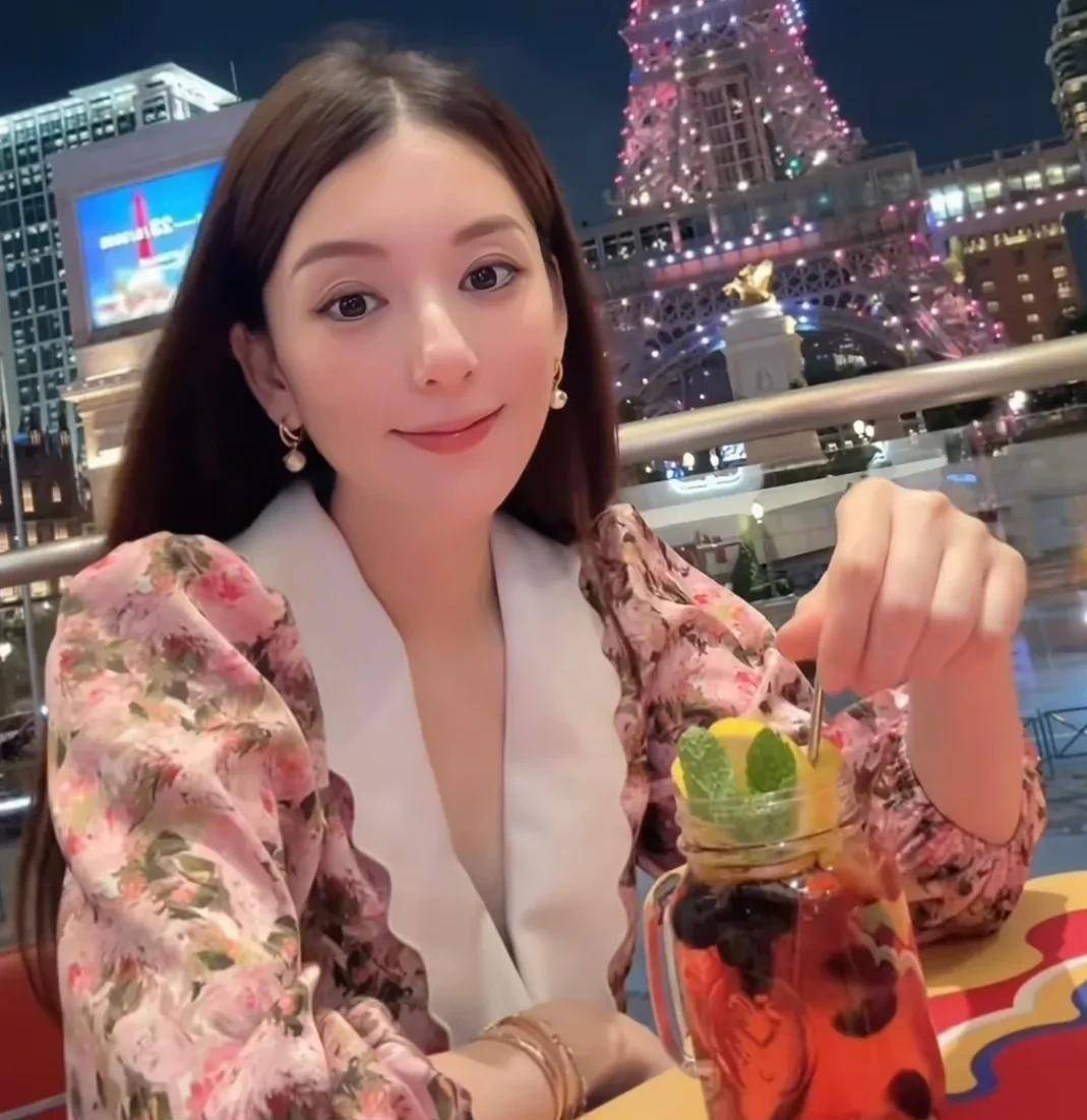 郭富城奖励老婆黑卡，方媛开心到澳门旅游，怀孕6个月还是小v脸