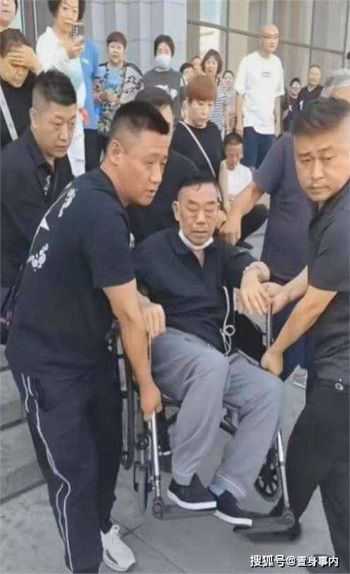 杨少华头七刚过！儿子境况天差地别，杨老三悲痛住院，杨议只顾吃