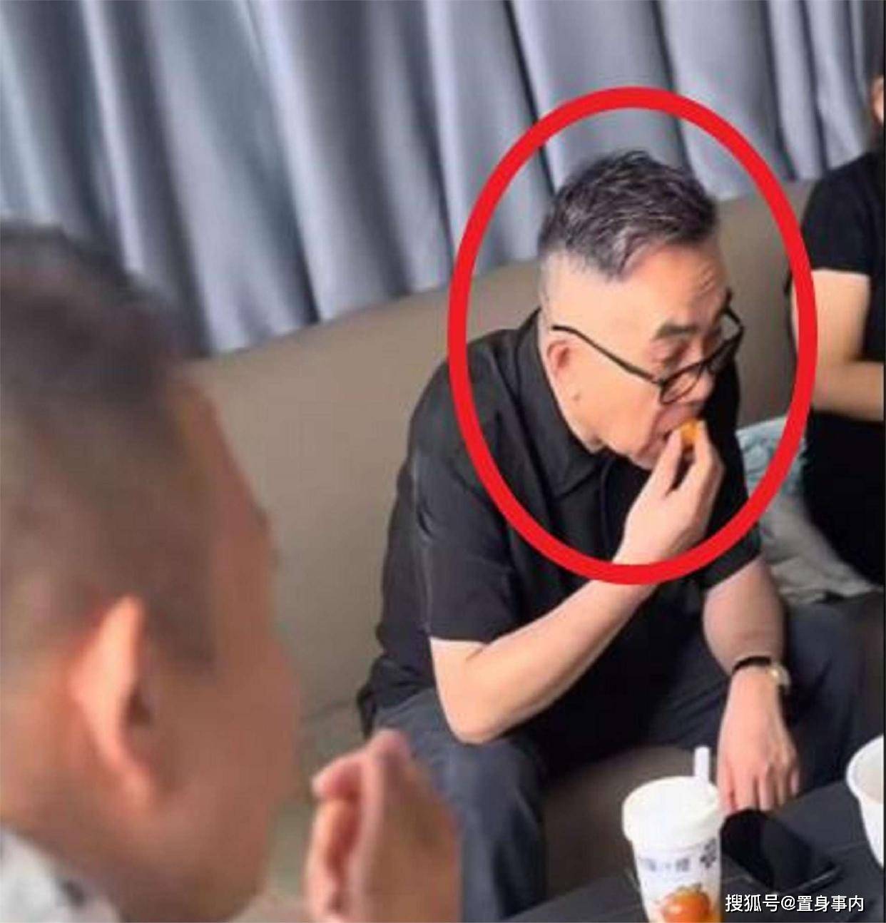 杨少华头七刚过！儿子境况天差地别，杨老三悲痛住院，杨议只顾吃