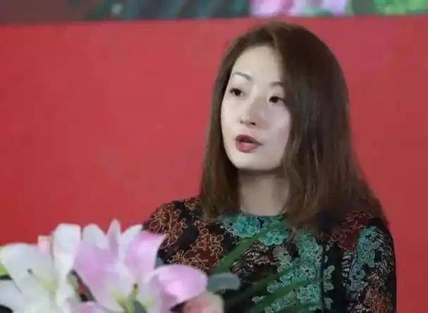 杜建英丈夫：并未离婚，两人婚姻持续至今，还生了一个儿子已36岁