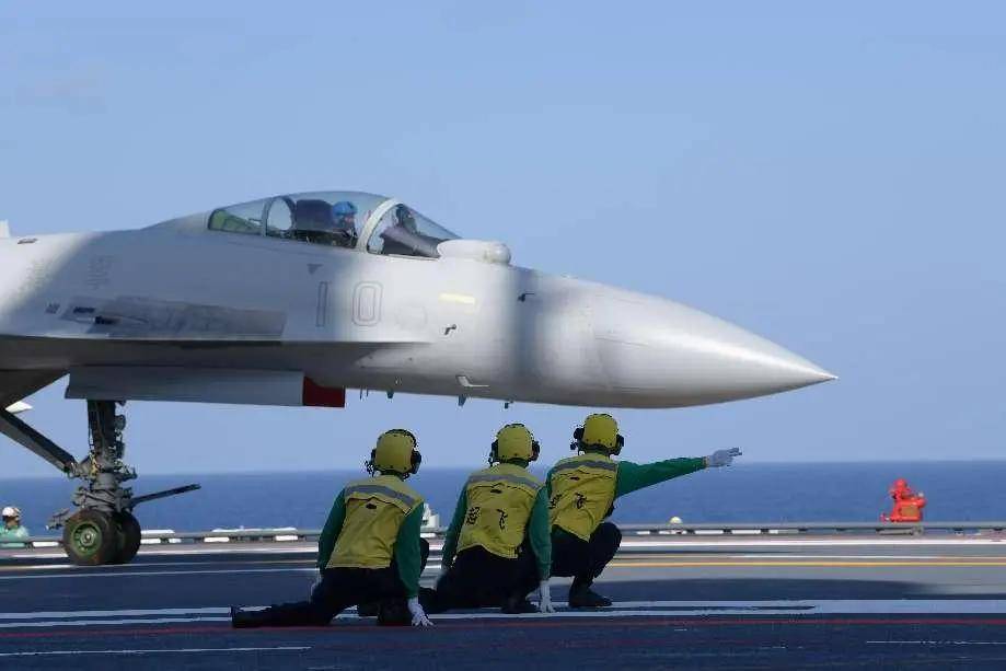 南海对峙再掀波澜，中外航母激烈交锋，歼15战机升空迎战，震慑全场！