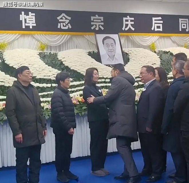宗启騄葬礼：杜建英3个娃出殡，宗馥莉拒绝参加，宗庆后气了2年