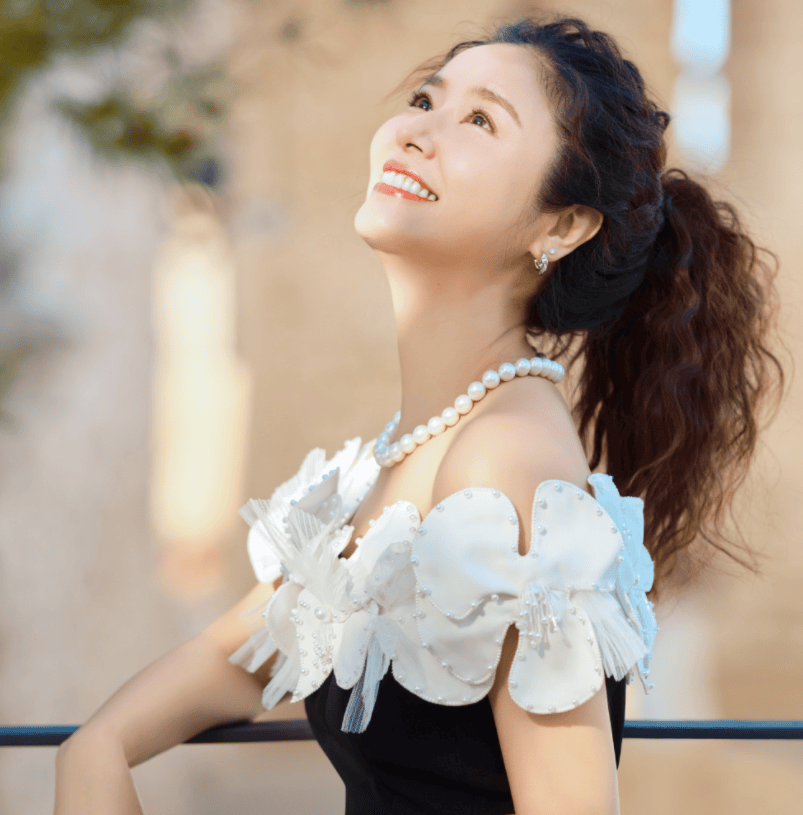 林心如全家福曝光，7岁女儿脸型像妈五官像爸，网友：这颜值基因太强大了