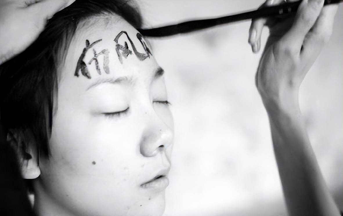 2011年，全裸接受记者采访，她挑战众目睽睽的目光，“我敢看你们，你们敢看我吗”