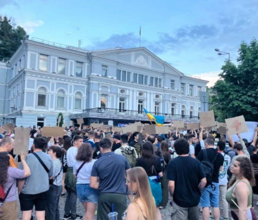 乌克兰爆发大规模抗议，总统府被包围，泽连斯基或火速下台？继任者浮出水面