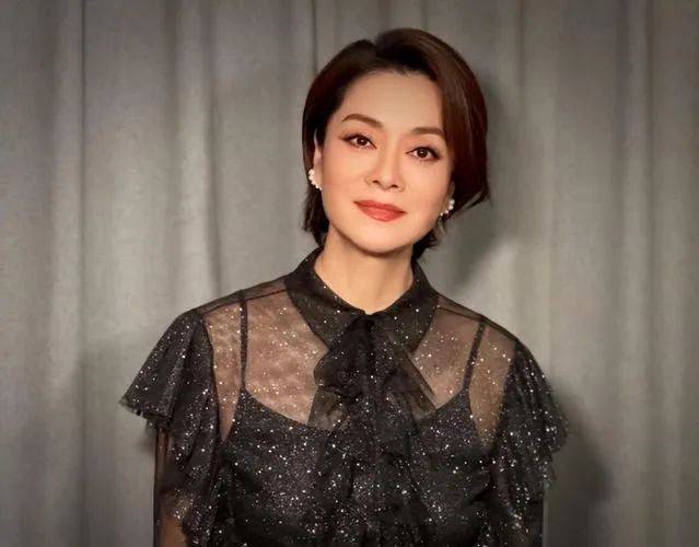 62岁毛阿敏与63岁董文华现况对比！一个豪门守寡，一个风韵犹存