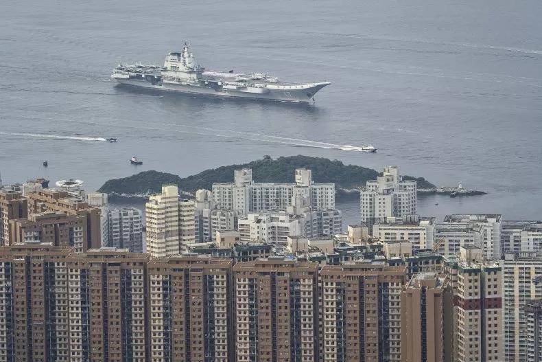 一艘福建舰就需要上百飞行员，海军招募飞行员创下新纪录，为六艘航母战略布局全速推进