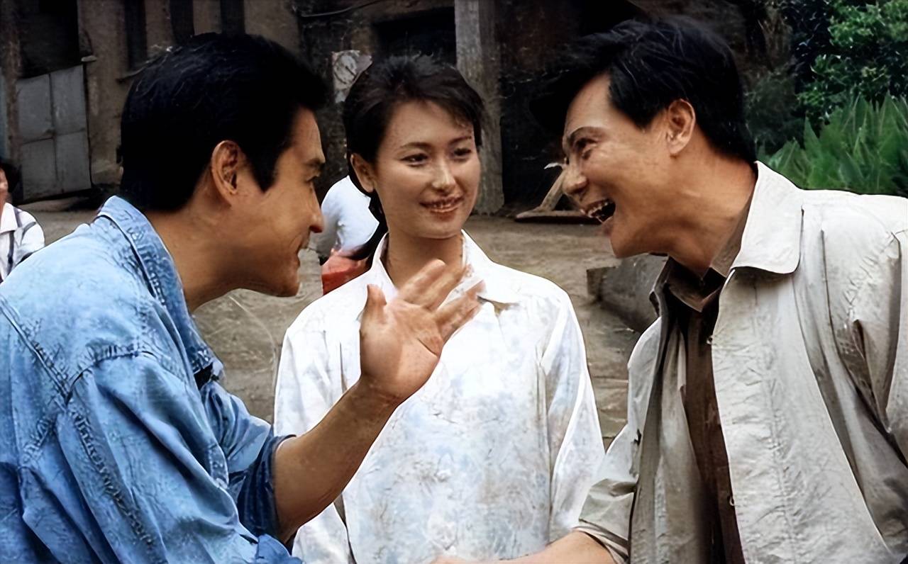 进入九十年代,左翎的事业进入了高峰期。1990年,她在电视剧《商界》中出