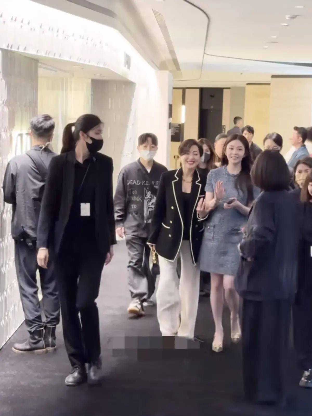 邱淑贞女儿沈月铜锣湾被偶遇，22岁像35岁显老，比不上妈妈年轻时