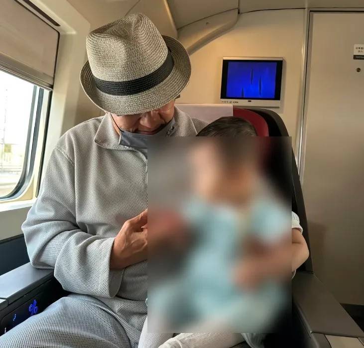 老牌明星晚年生活现状：成龙被传抱孙子，李国麟靠一个角色吃老本