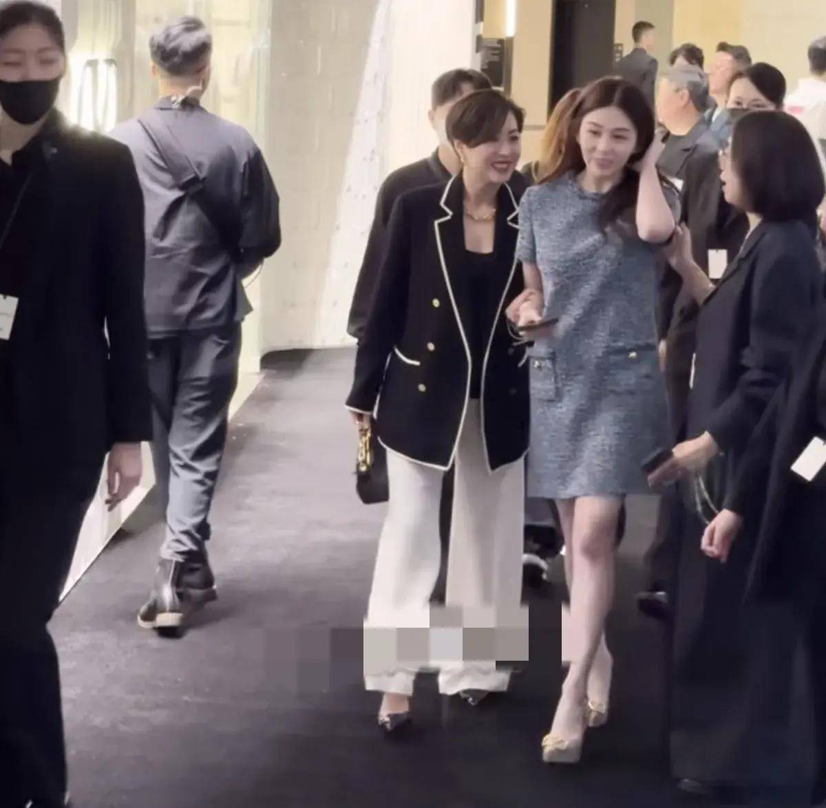 邱淑贞女儿沈月铜锣湾被偶遇，22岁像35岁显老，比不上妈妈年轻时