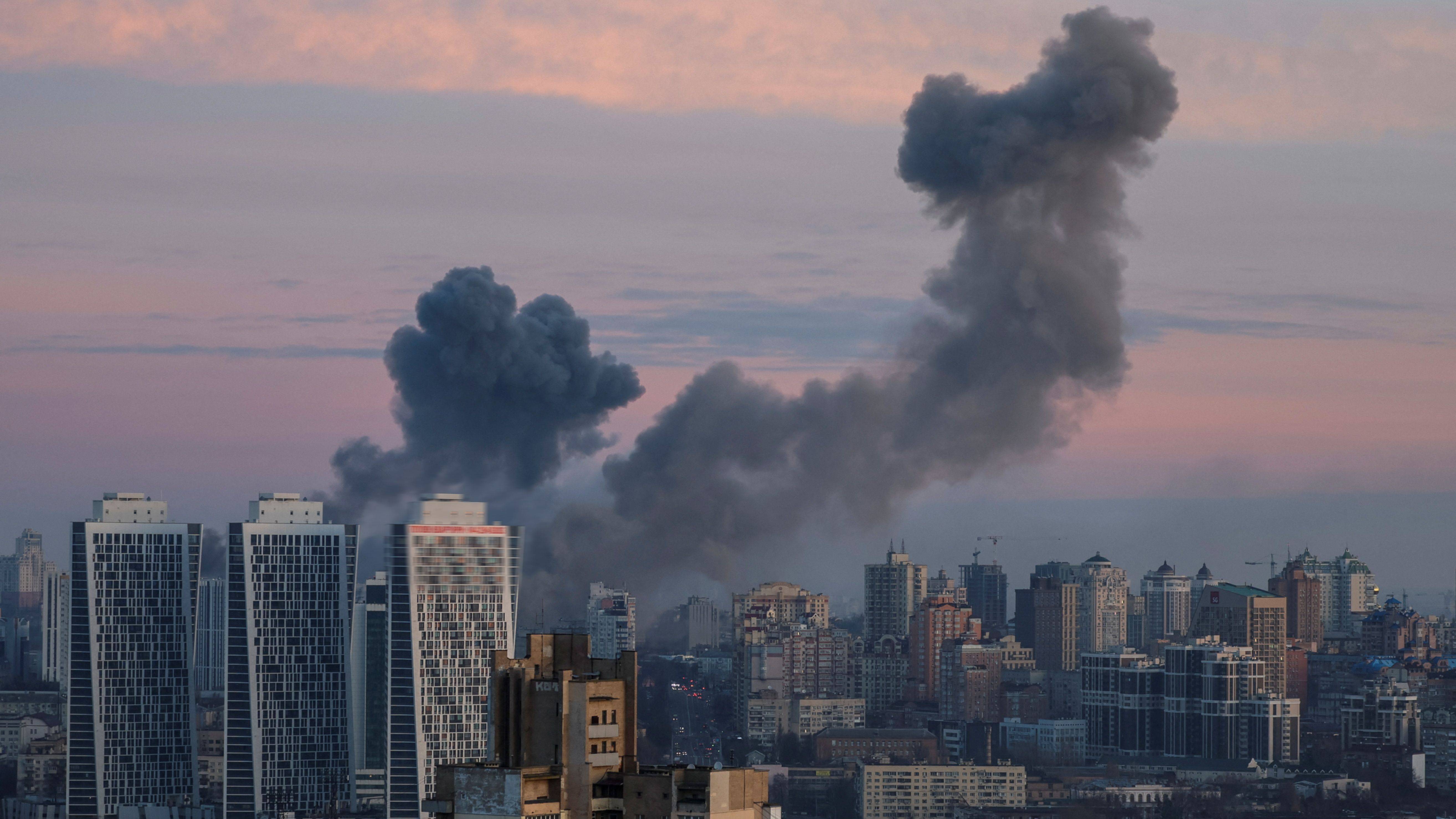 俄远东海参崴上空传来11次爆炸与持续火灾，乌军是怎么做到的？