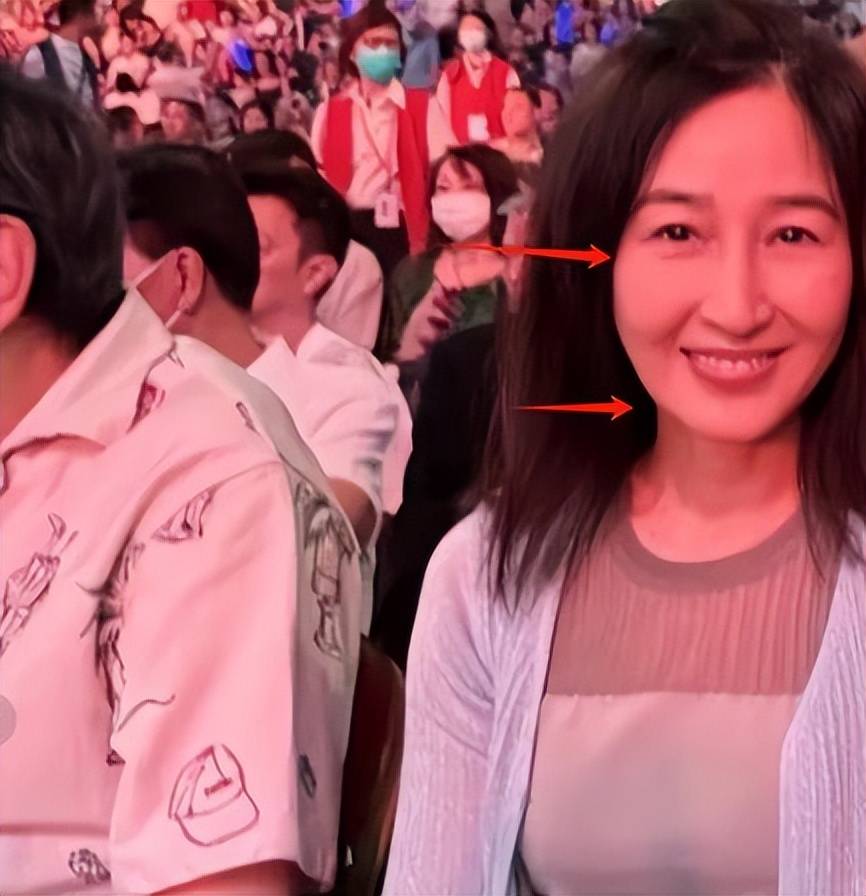 张家辉带妻子关咏荷看演唱会，同样的年纪关咏荷却呈现断崖式衰老