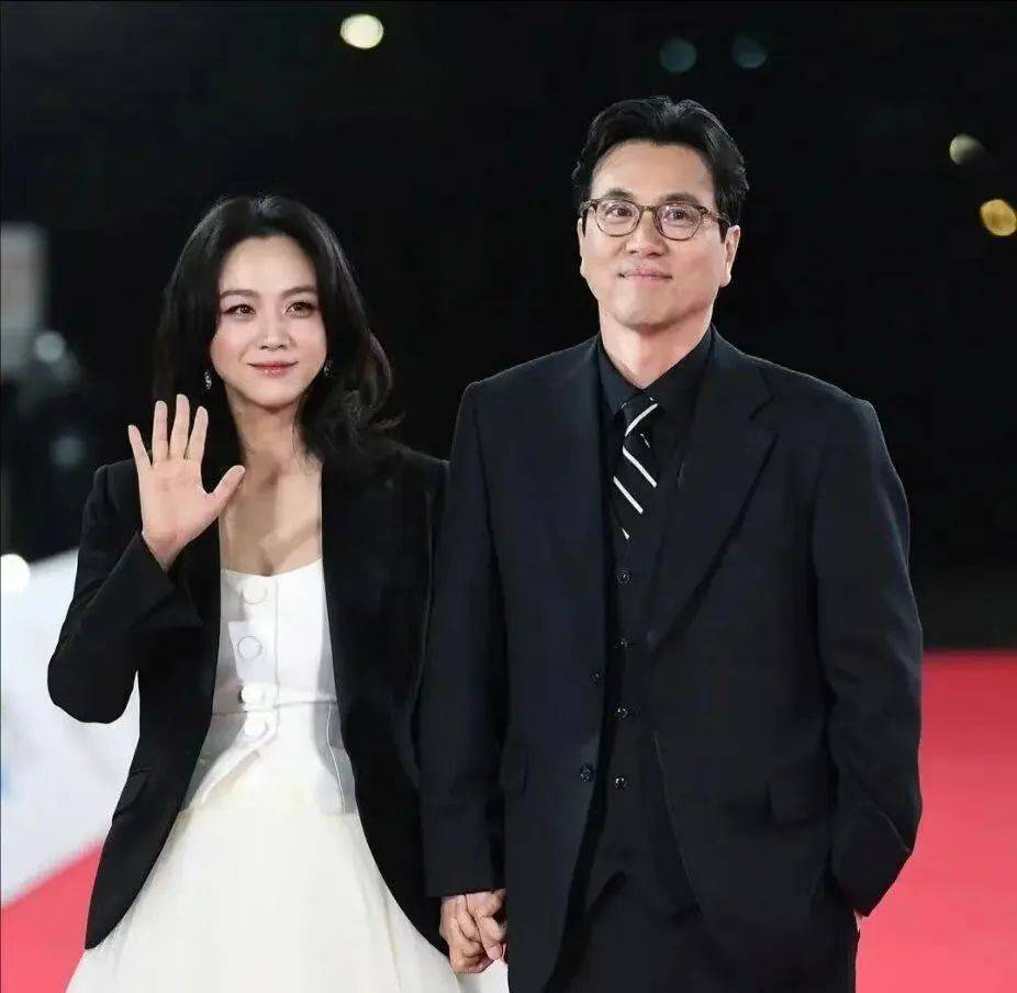 汤唯新疆被拍生图曝光！46岁素颜骑马状态绝了，女儿身高惊人