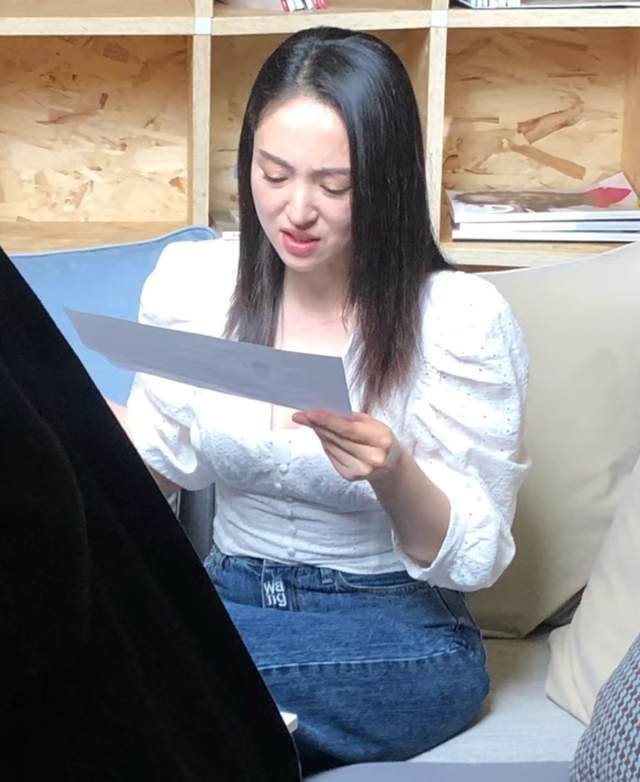 合作方曝董璇当年救夫窘境，20万接杂牌代言，二胎疑流产身心俱疲