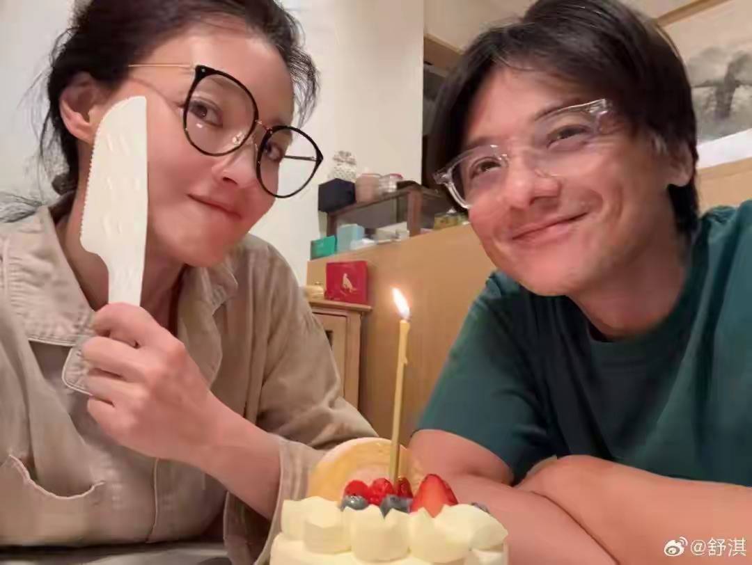 49岁舒淇为老公庆生，称呼冯德伦靓佬好亲昵，无儿无女一点不显老