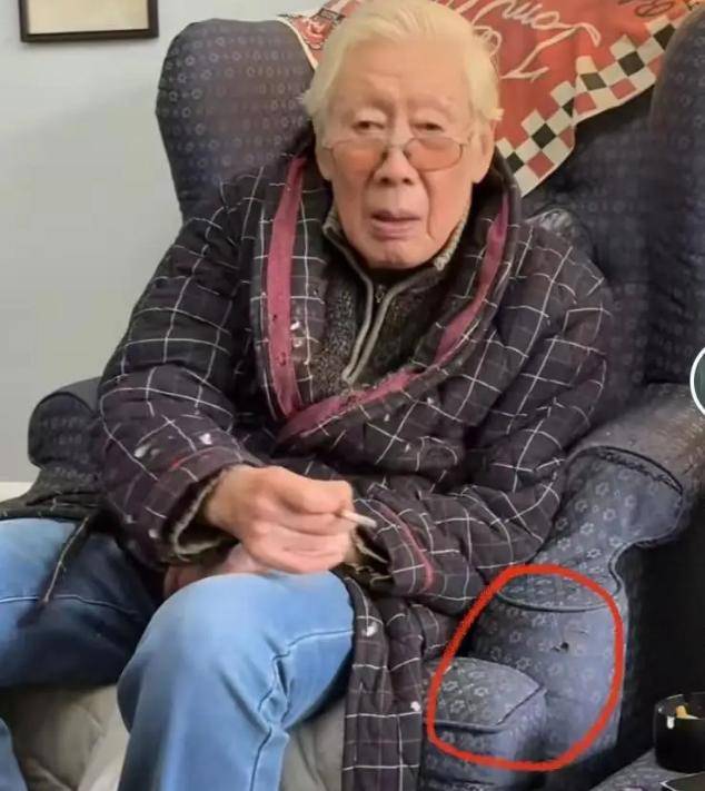 原创
90岁焦晃近况曝光,破洞裤配烟成常态,令人忧心的