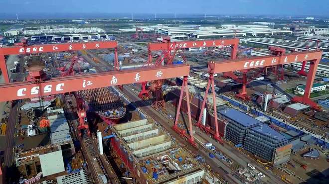 中国8年下水3艘航母破纪录，美国造舰困局背后的海权生死棋