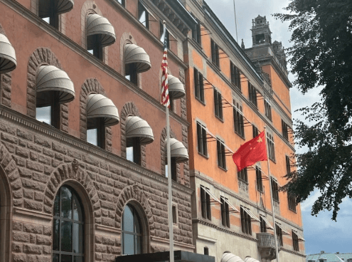 特朗普撑不住了，深夜喊话中国，想让中方不计前嫌，谈一笔大生意