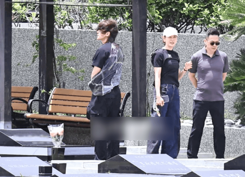 大S雕像迟迟没落成，言承旭只能到墓园祭拜，当场落泪吃饭都在哭
