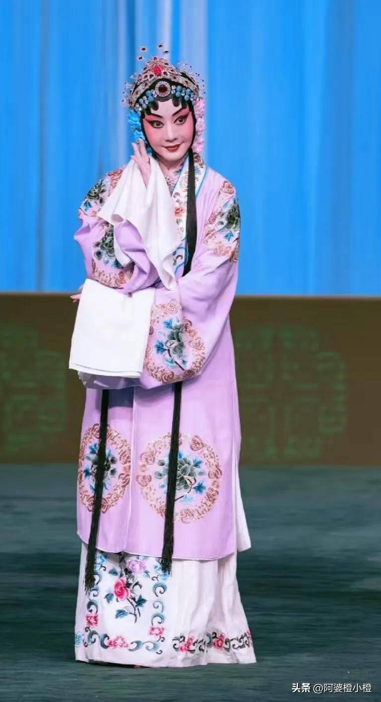 至今未婚未育，身边却有男人陪了近27年！59岁的她才是真人间清醒