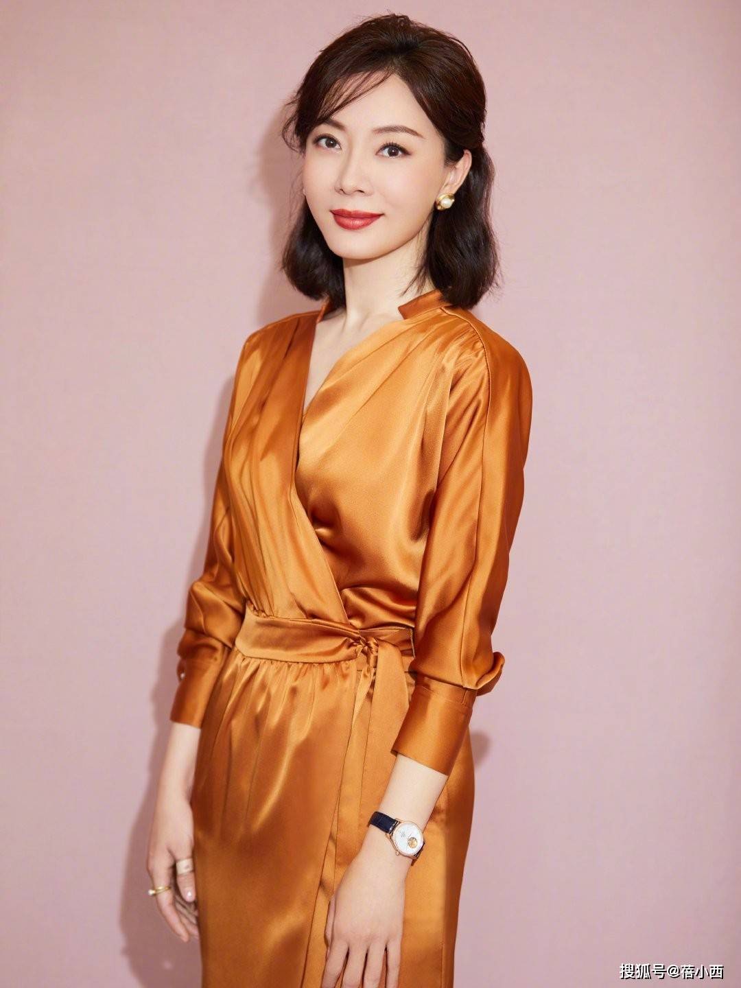 裤+T恤学“陈数”的穿搭优雅又高级ky开元棋牌女人过了40岁少穿牛仔(图11)