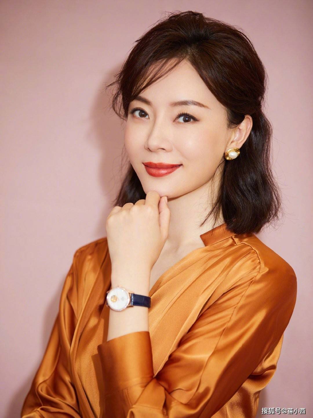 裤+T恤学“陈数”的穿搭优雅又高级ky开元棋牌女人过了40岁少穿牛仔(图7)