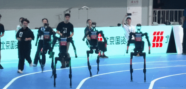 机器人也会「摸鱼」了？宇树G1赛后葛优瘫刷美女视频，网友：比人还懂享受生活