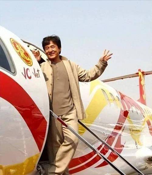 成龙自曝家里有弹药库，3000杆枪10万发子弹，他的特权远不止这些