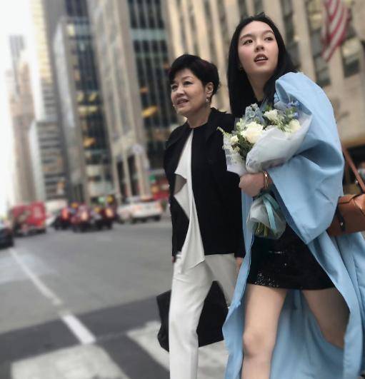 恭喜！李咏女儿官宣恋情！23岁法图麦晒和男友合影，两人有夫妻相