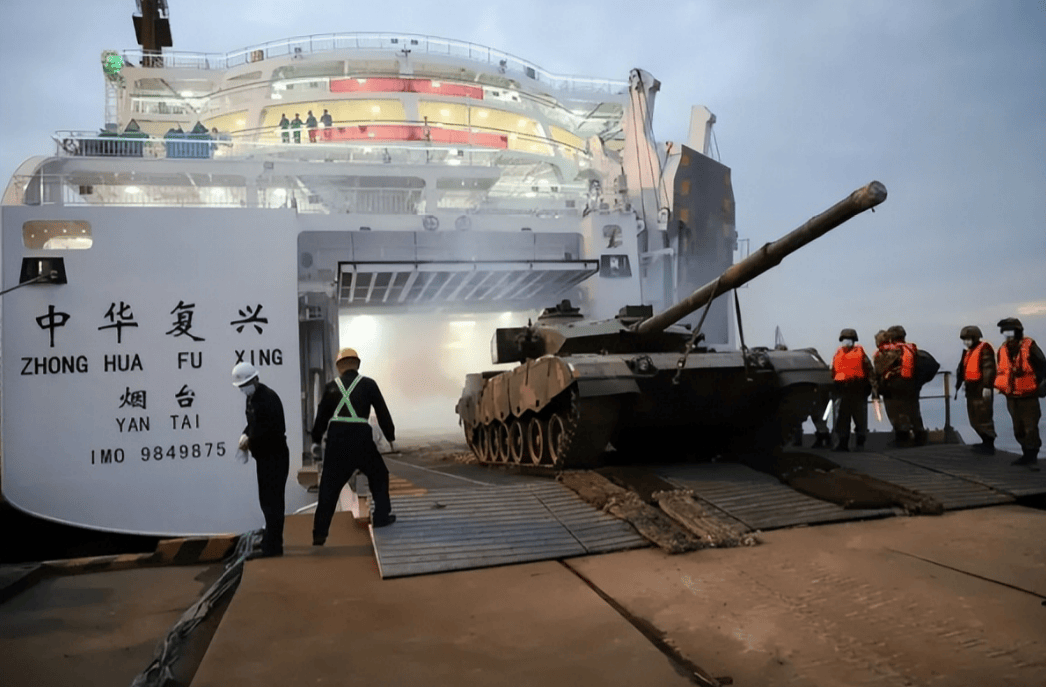 7艘万吨滚装船南下台海，美军侦察机火速出动，五角大楼不敢怠慢