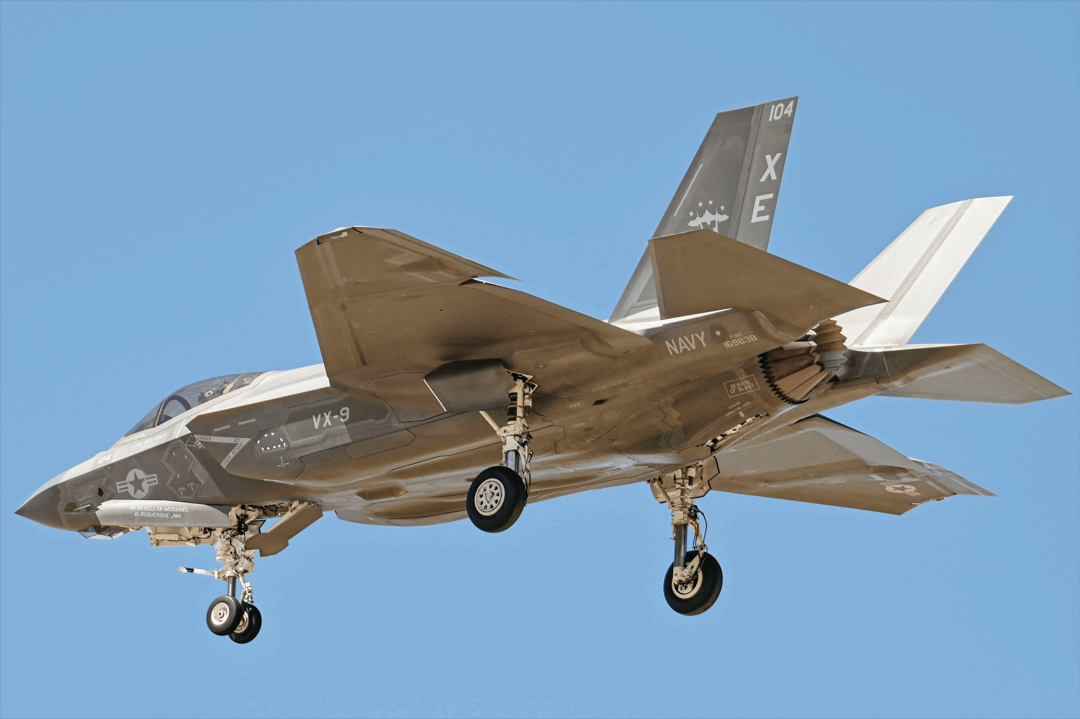 盟友掀桌反击！F35遭三国退单，特朗普关税大棒砸了自家军工饭碗