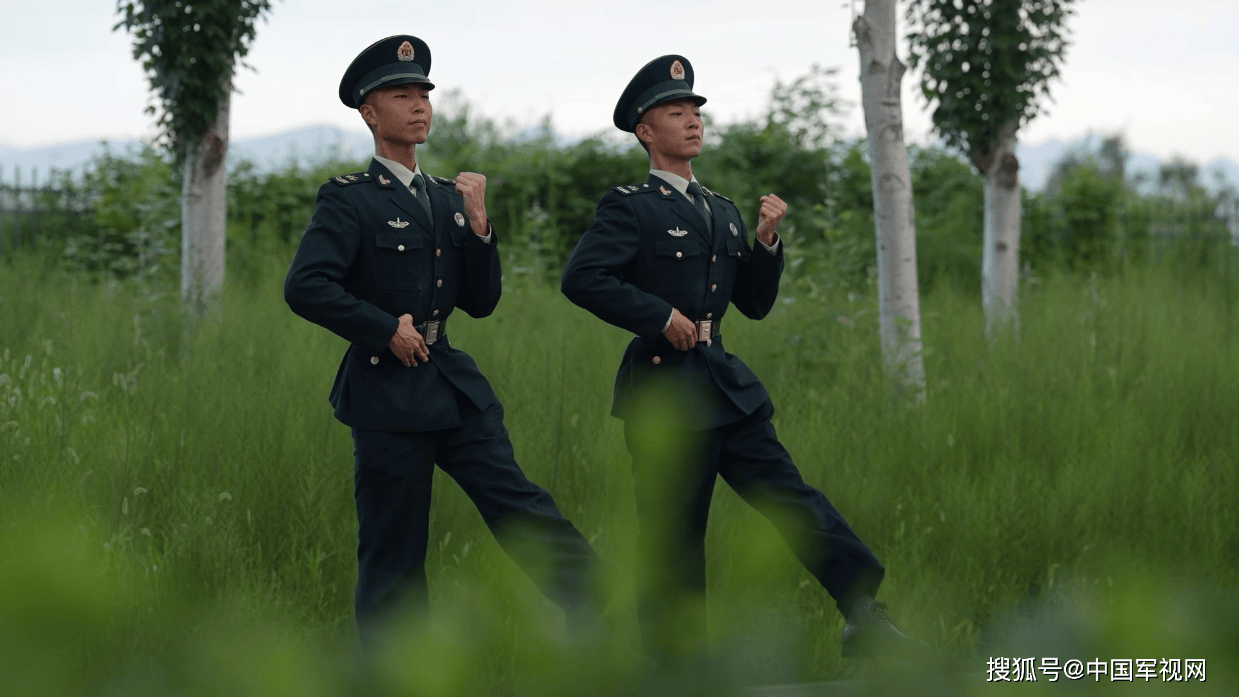 双胞胎兄弟相聚阅兵训练场 ，曾共同参加国庆70周年阅兵