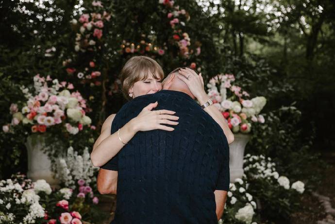 天后霉霉与运动员男友订婚，戴百万钻戒配卡地亚腕表，官宣照含金量略高！