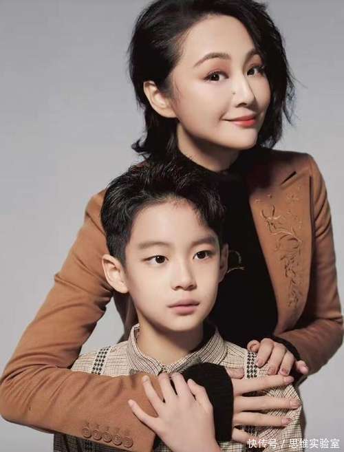 董洁儿子帅到认不出！年仅16岁身高1米8，五官深邃帅过潘粤明