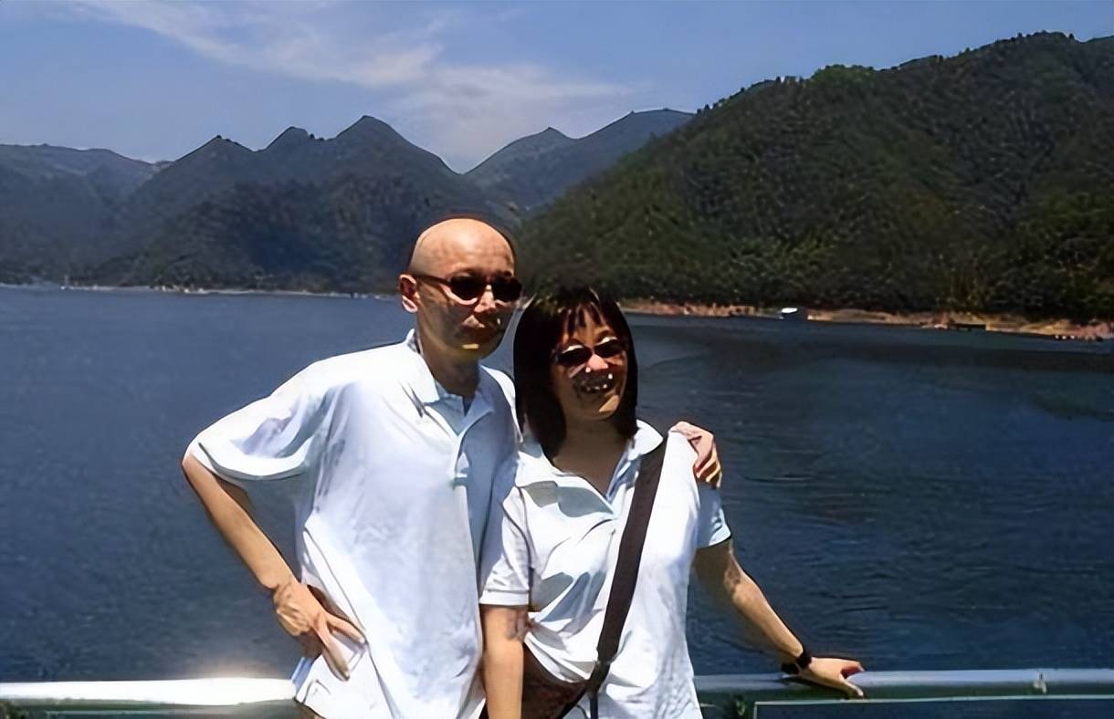 68岁葛优买80万越野车，与美女亲切合影，打扮年轻精神佳