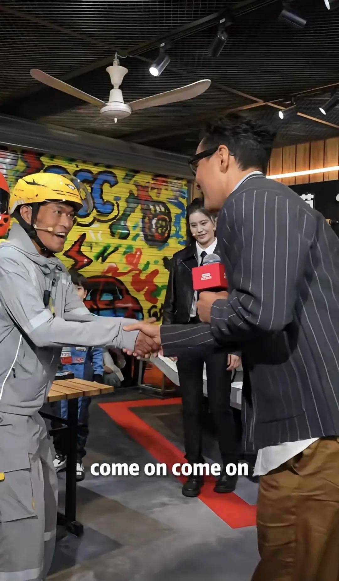 刘强东穿京东外卖服撞衫法拉利车手，黄景瑜同款骑手装登上福布斯