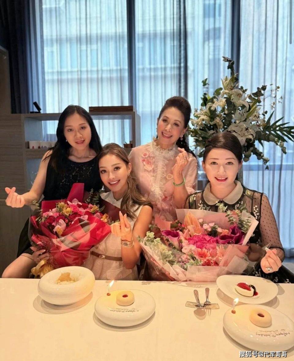 离婚5年后，魏骏杰前妻过38岁生日，戴名表金链打扮富贵生活惬意