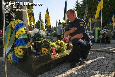 乌克兰保卫者纪念日，军事纪念公墓开放！两岁安吉丽娜和她的大熊