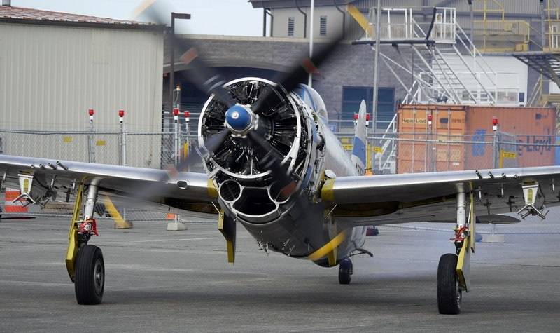 XP-47B的原型机冲向8470米高空，仪表盘显示时速飙升至690公里