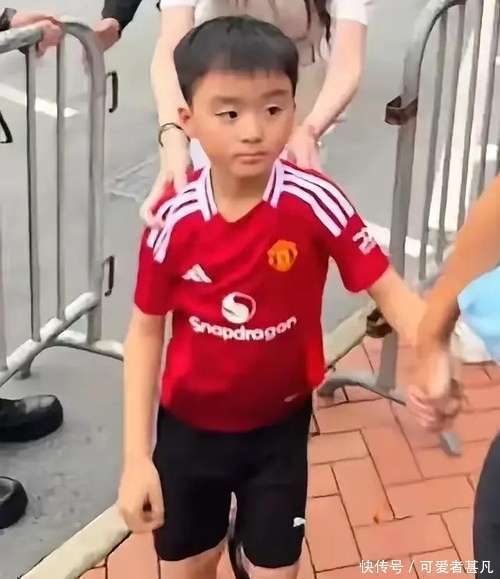 奚梦瑶接娃放学，大儿子正脸曝光，遗传妈妈好基因，又高又帅
