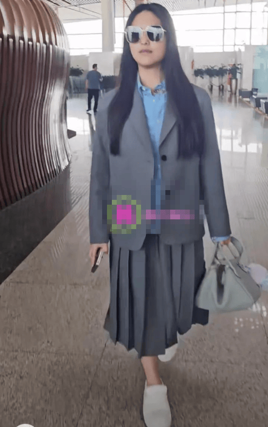 王诗龄开学王岳伦送机！穿学院风显腿短衣品不如爸爸，瘦出尖下巴