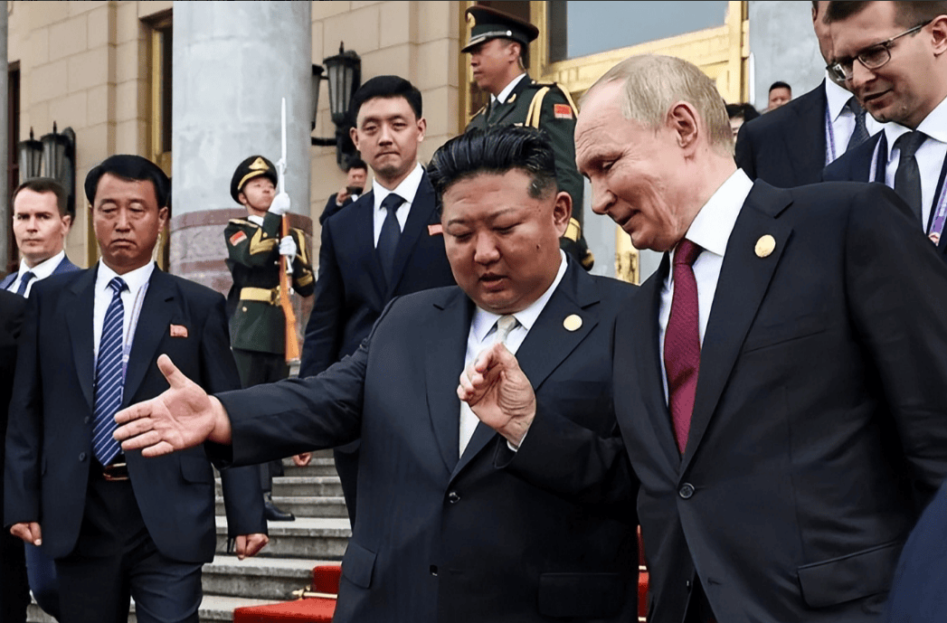 阅兵刚结束，普京一把将金正恩拉上车，用一句真心话换来一个承诺