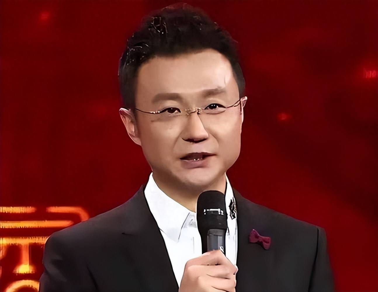 一开口就赢了全场！九三阅兵解说员揭晓，原来是他们两位，都是央视知名主持人，颜值才华气质并存