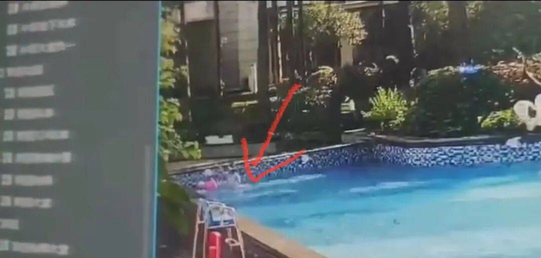 痛心！7岁女童疑被泳池排水口吸入身亡，消防挖开路面打捞救援