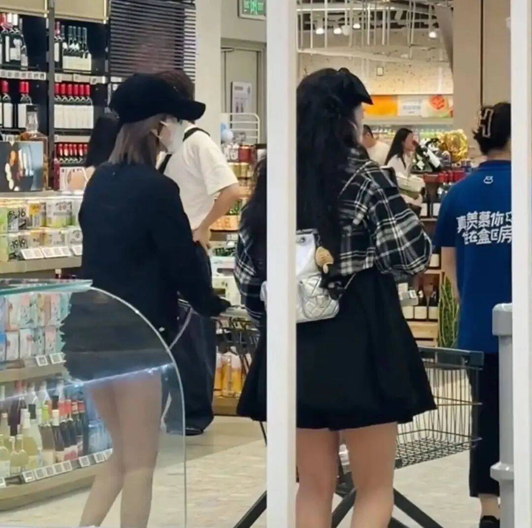 赵露思自立门户后首次现身！与闺蜜逛街买果汁，穿搭简单却惊艳