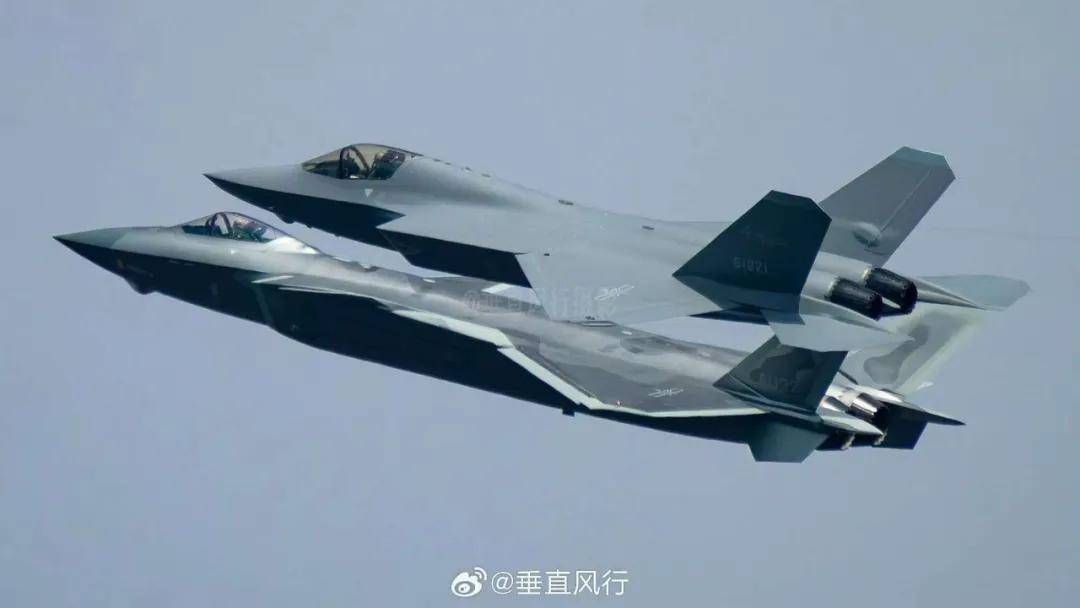 中国歼-35最新画面！6枚中距弹、隐藏登机梯首次曝光！