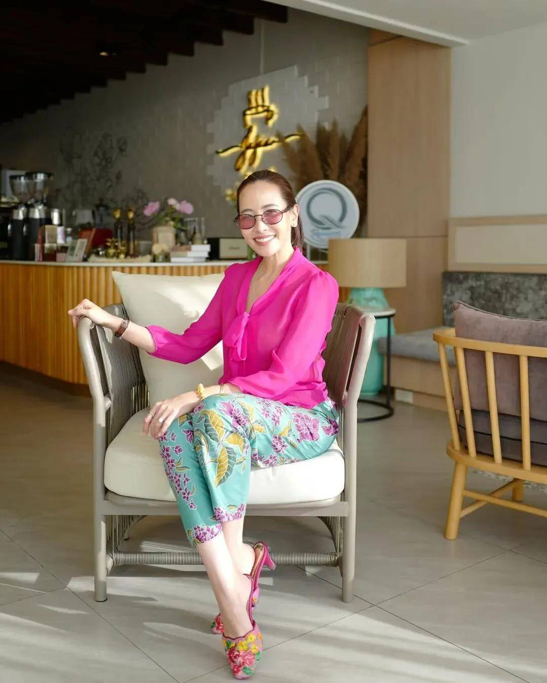 泰国新总理夫人：比总理小20岁，网红店主，气质温婉，钟爱名表
