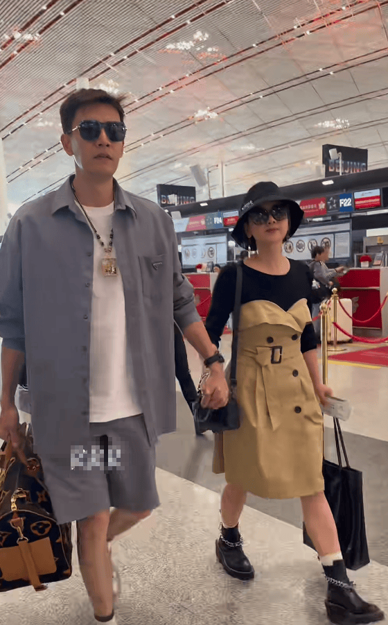 经超夫妇现身机场，小李琳瘦好多看着更年轻，再没人说俩人像母子