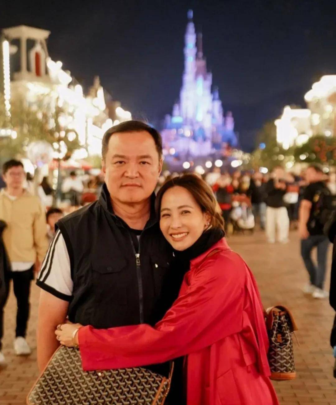 泰国新总理夫人：比总理小20岁，网红店主，气质温婉，钟爱名表
